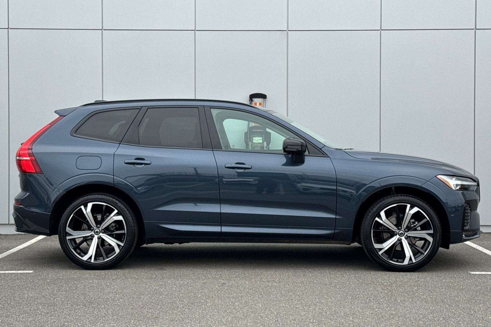 2023 Volvo XC60 B5 Ultimate Dark Theme