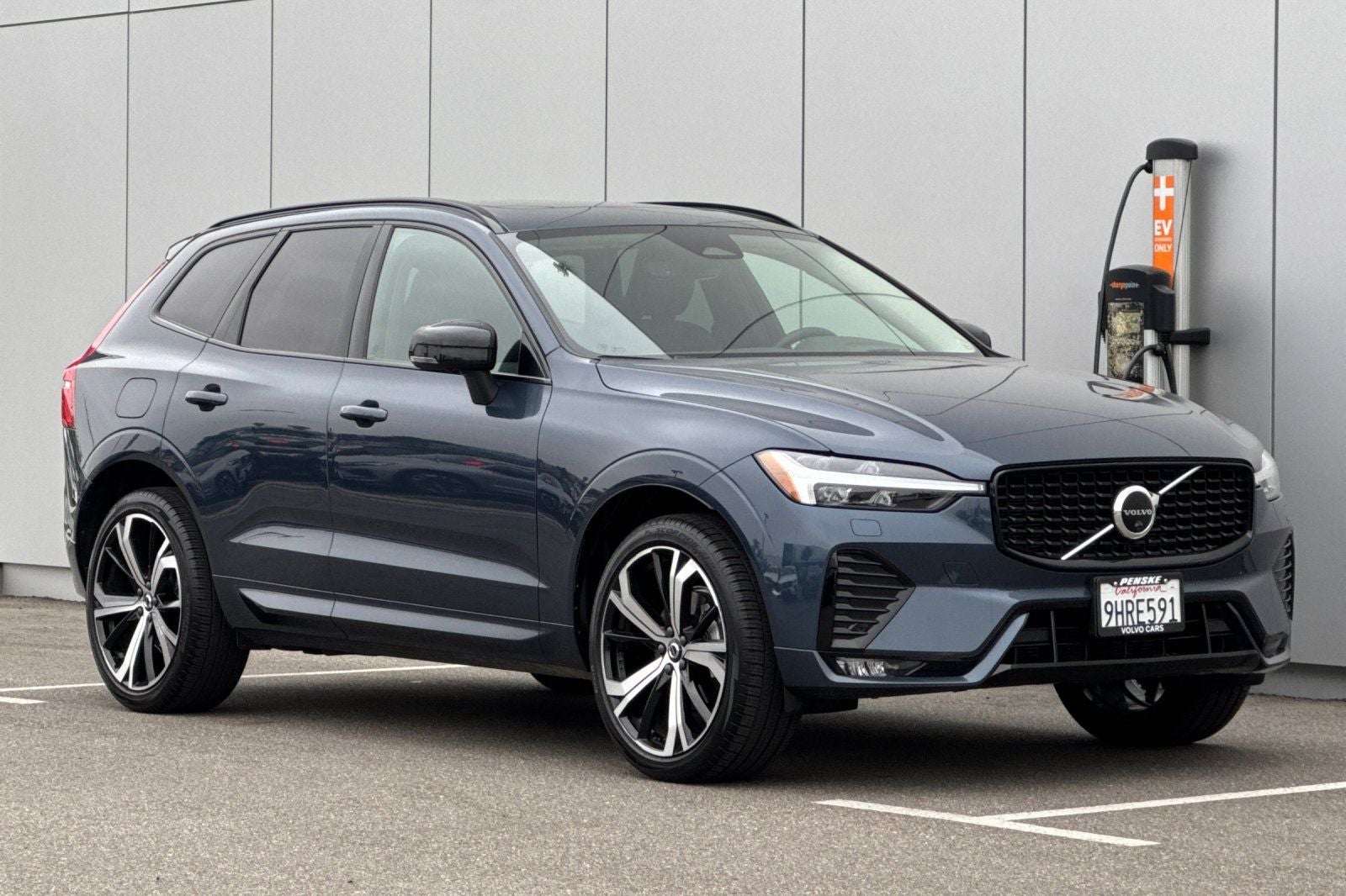 2023 Volvo XC60 B5 Ultimate Dark Theme