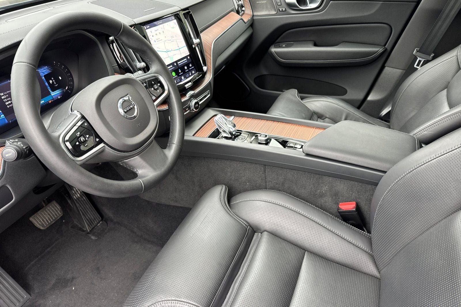 2023 Volvo XC60 B5 Ultimate Dark Theme