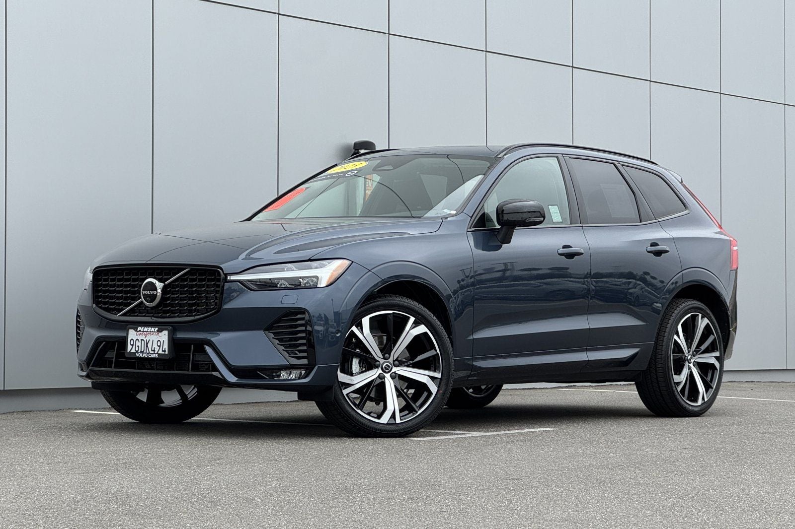 2023 Volvo XC60 B5 Ultimate Dark Theme