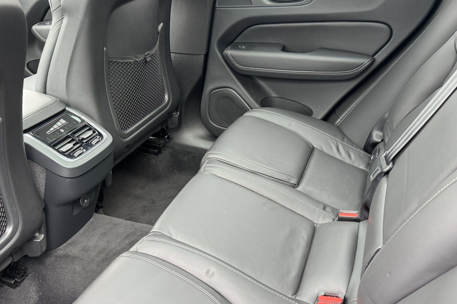 2023 Volvo XC60 B5 Ultimate Dark Theme