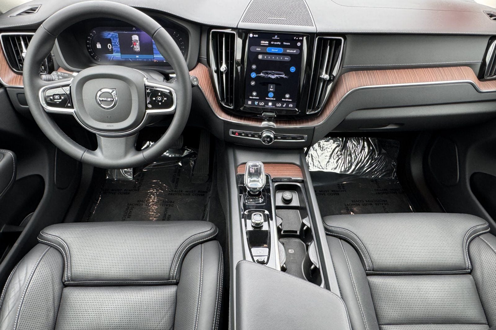 2023 Volvo XC60 B5 Ultimate Dark Theme