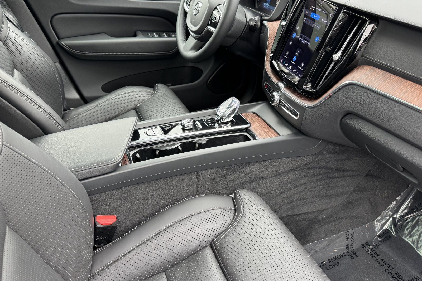 2023 Volvo XC60 B5 Ultimate Dark Theme