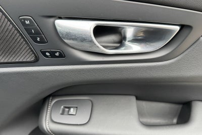 2023 Volvo XC60 B5 Ultimate Dark Theme