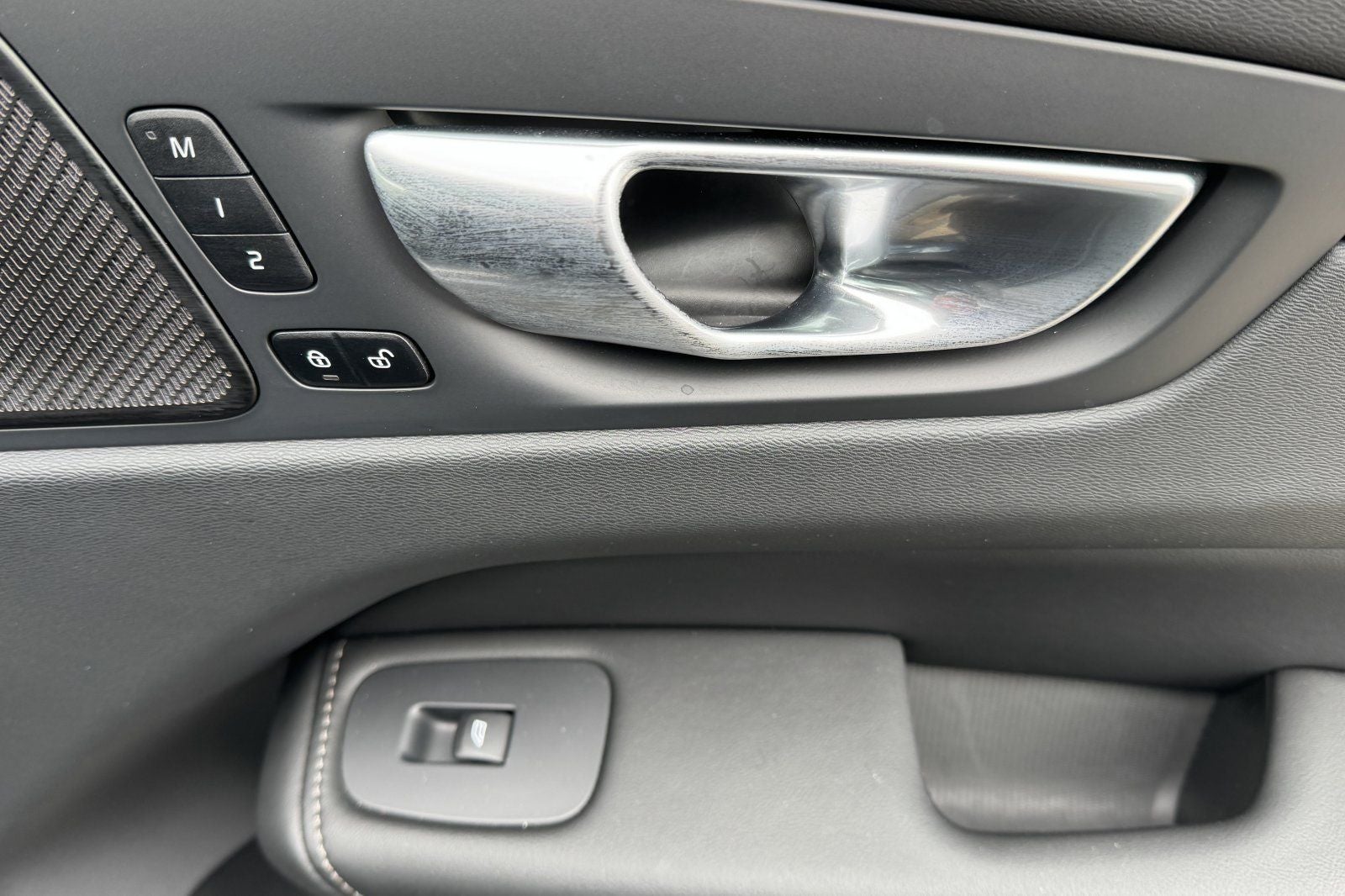 2023 Volvo XC60 B5 Ultimate Dark Theme