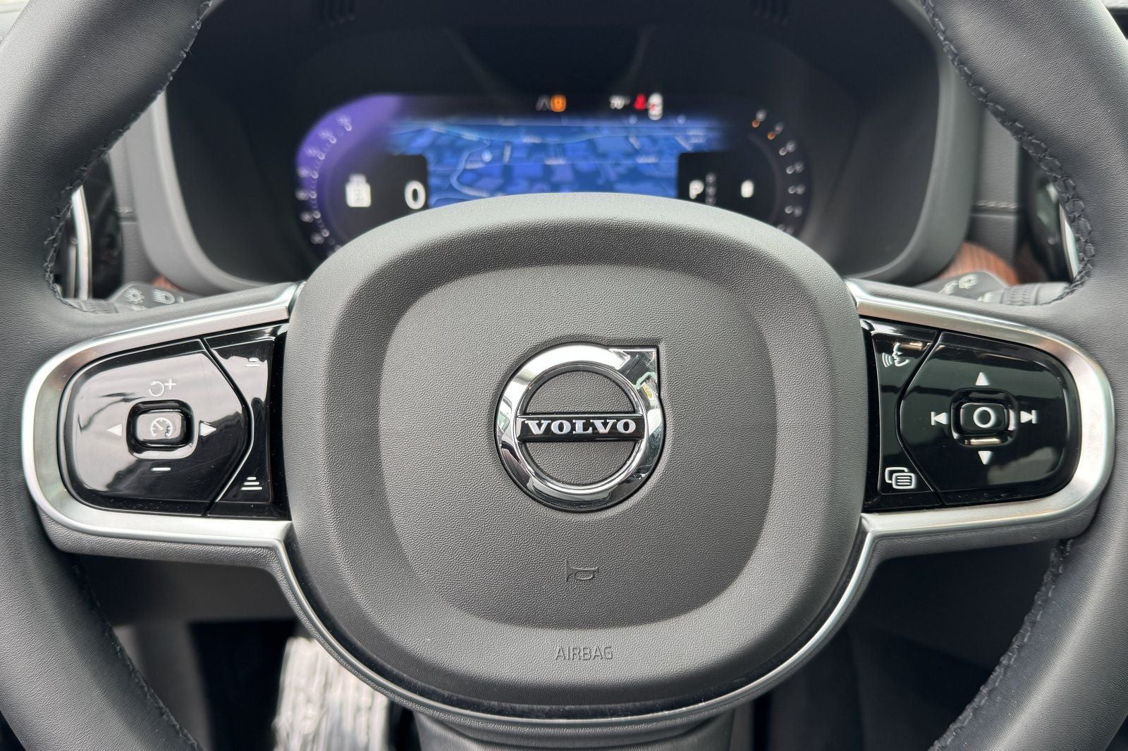 2023 Volvo XC60 B5 Ultimate Dark Theme