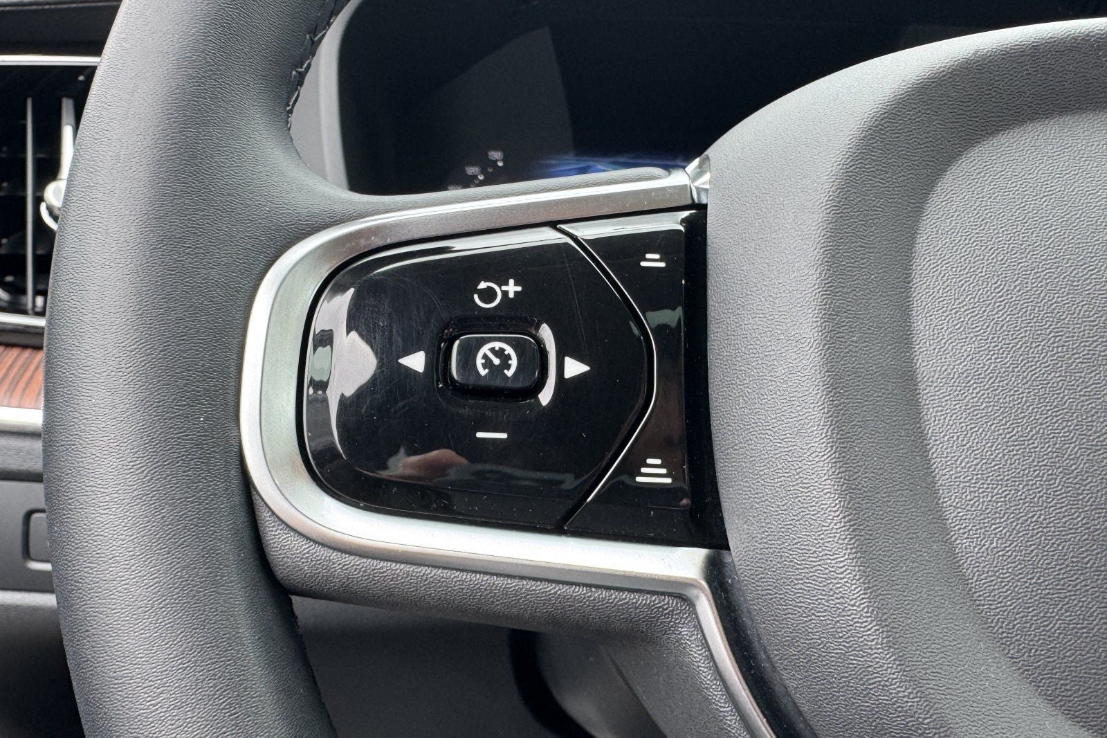 2023 Volvo XC60 B5 Ultimate Dark Theme