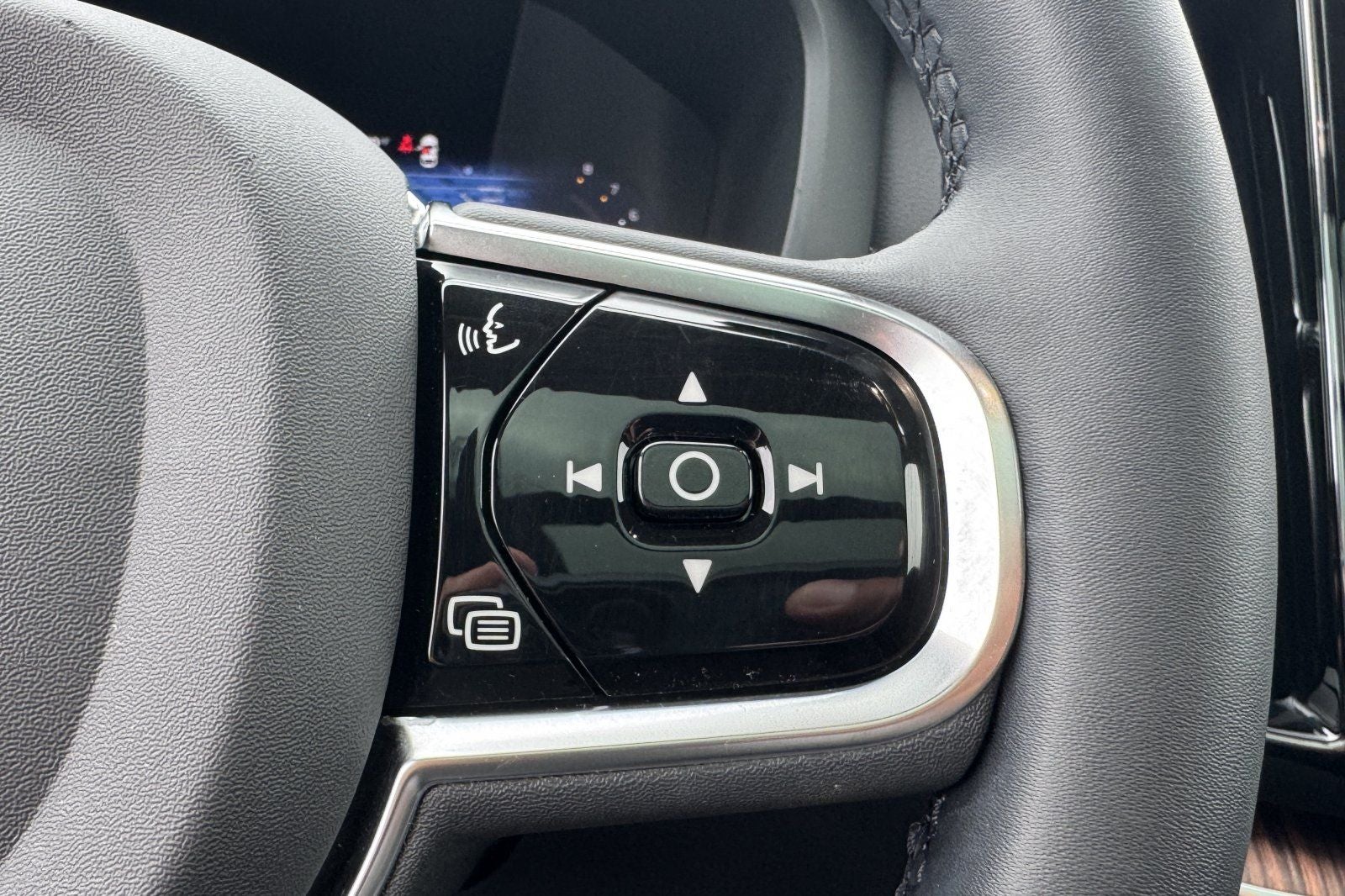 2023 Volvo XC60 B5 Ultimate Dark Theme