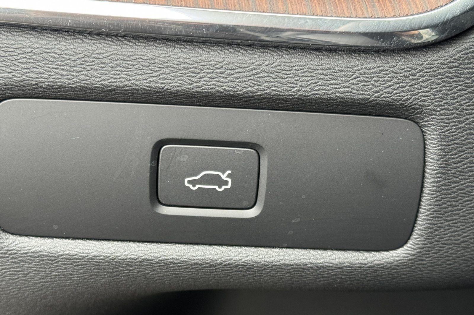 2023 Volvo XC60 B5 Ultimate Dark Theme
