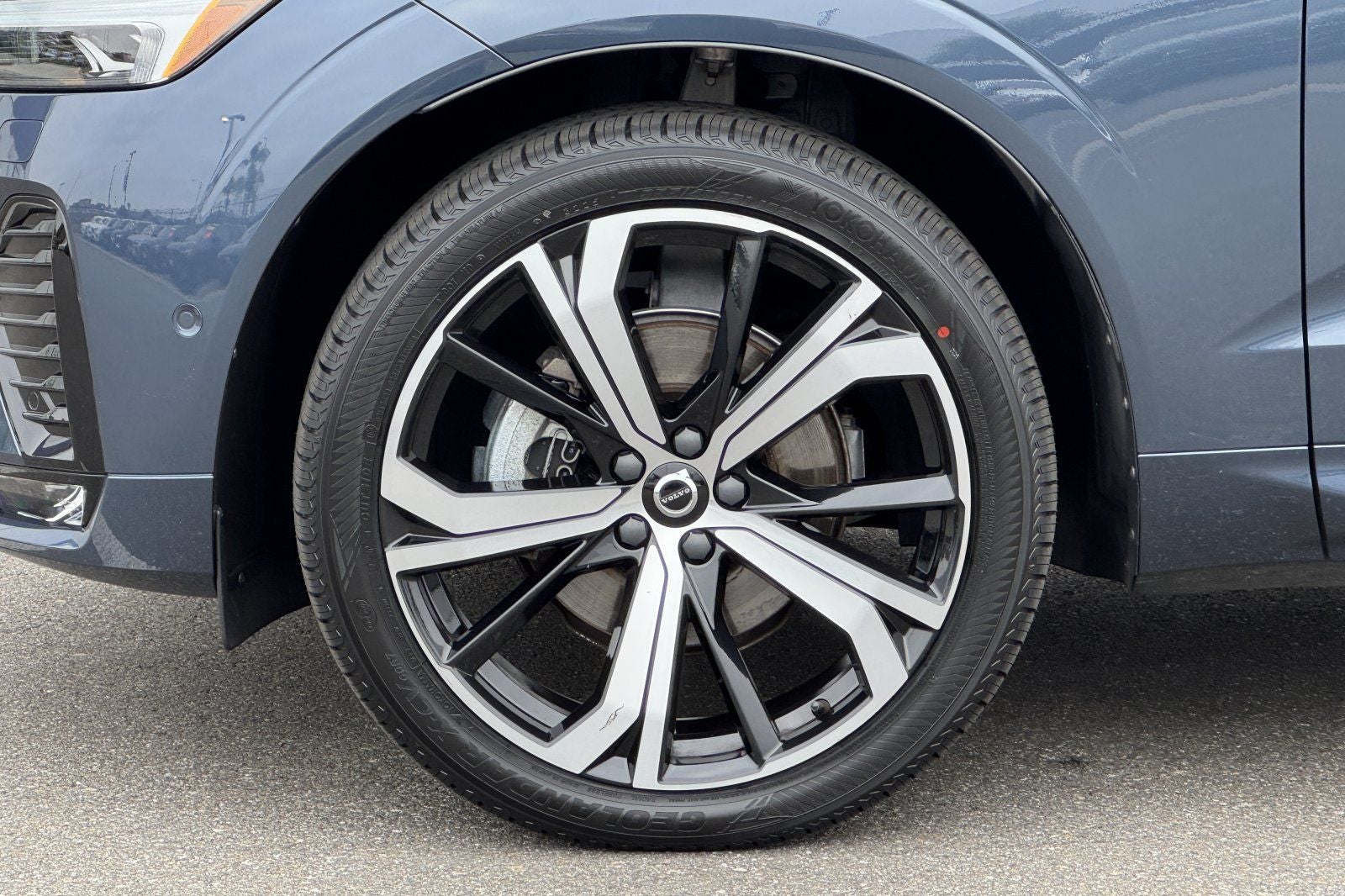 2023 Volvo XC60 B5 Ultimate Dark Theme
