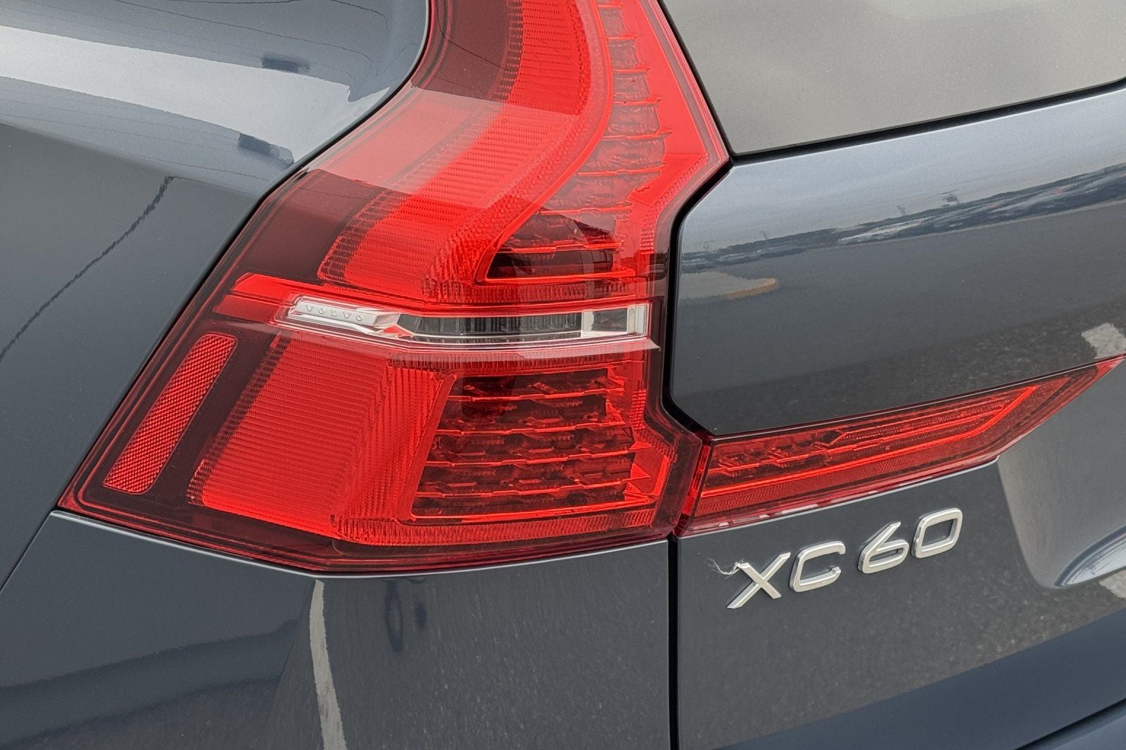 2023 Volvo XC60 B5 Ultimate Dark Theme