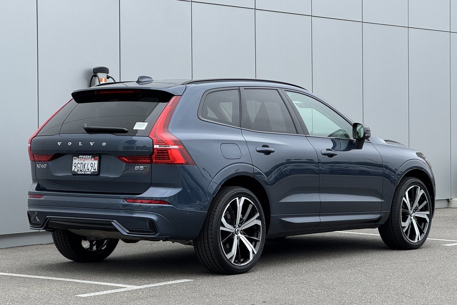 2023 Volvo XC60 B5 Ultimate Dark Theme