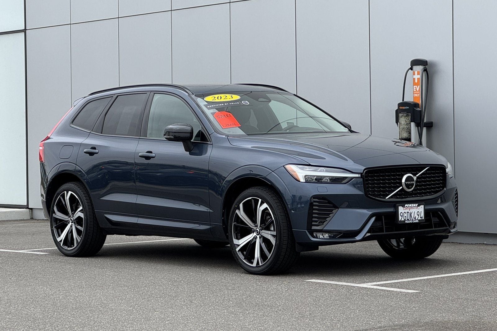 2023 Volvo XC60 B5 Ultimate Dark Theme