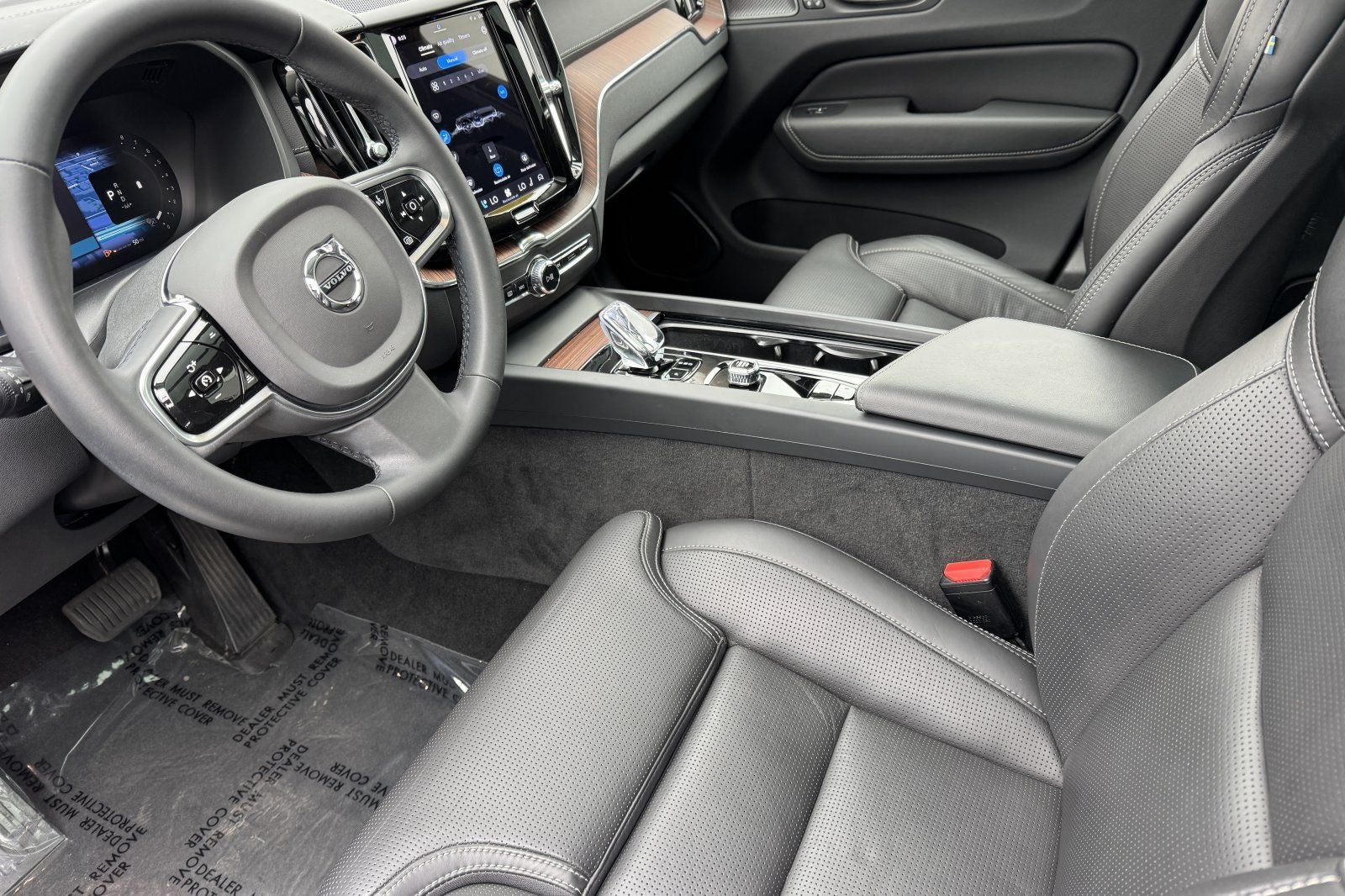 2023 Volvo XC60 B5 Ultimate Dark Theme