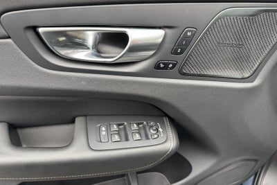 2023 Volvo XC60 B5 Ultimate Dark Theme