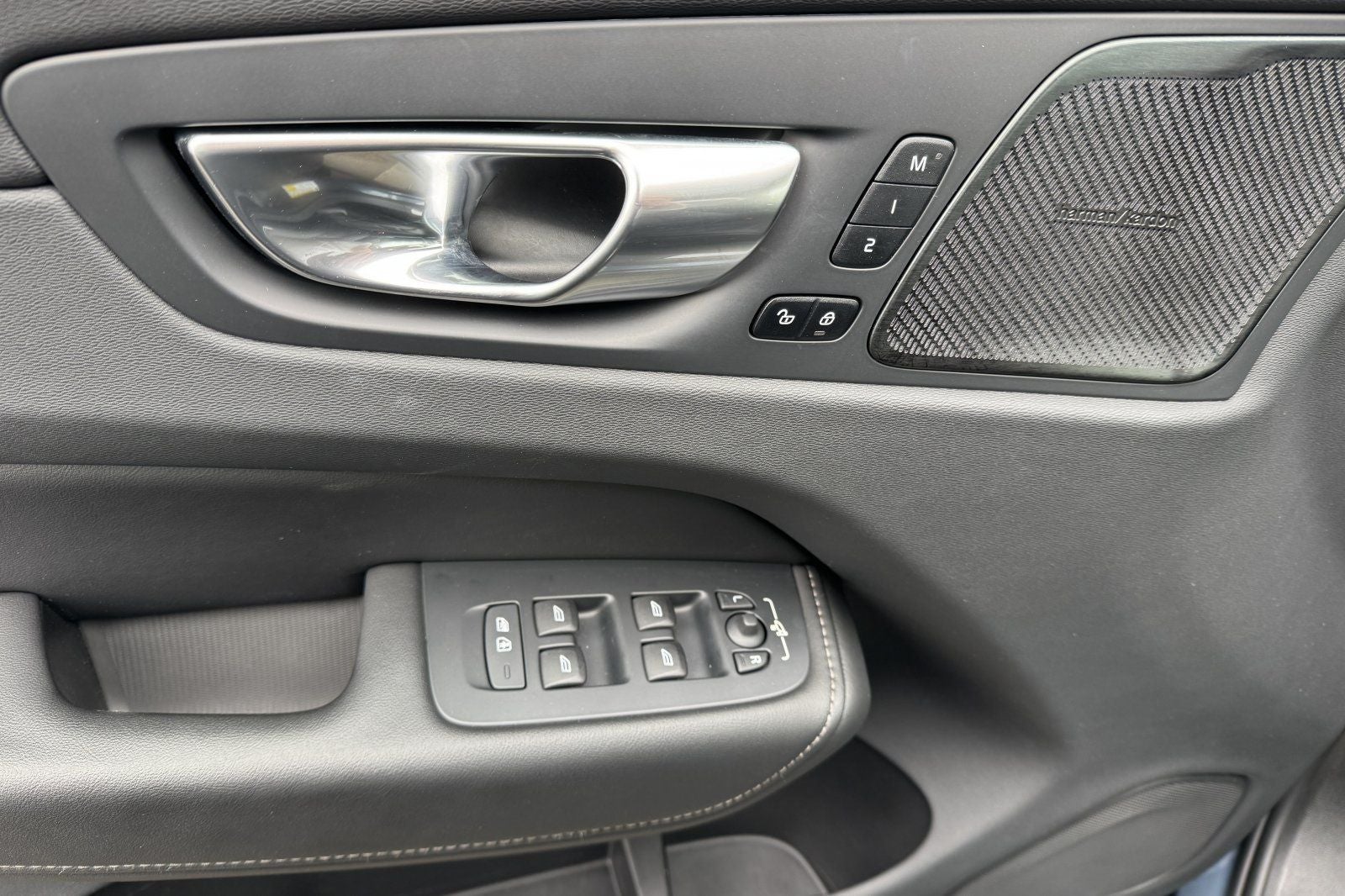 2023 Volvo XC60 B5 Ultimate Dark Theme