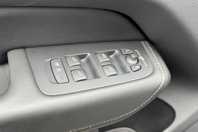 2023 Volvo XC60 B5 Ultimate Dark Theme