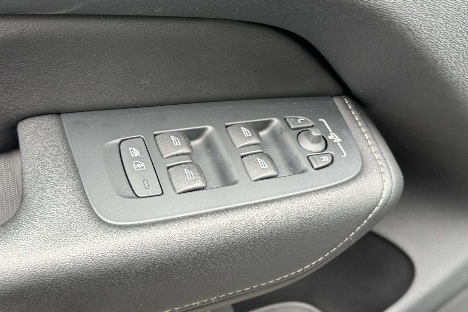 2023 Volvo XC60 B5 Ultimate Dark Theme