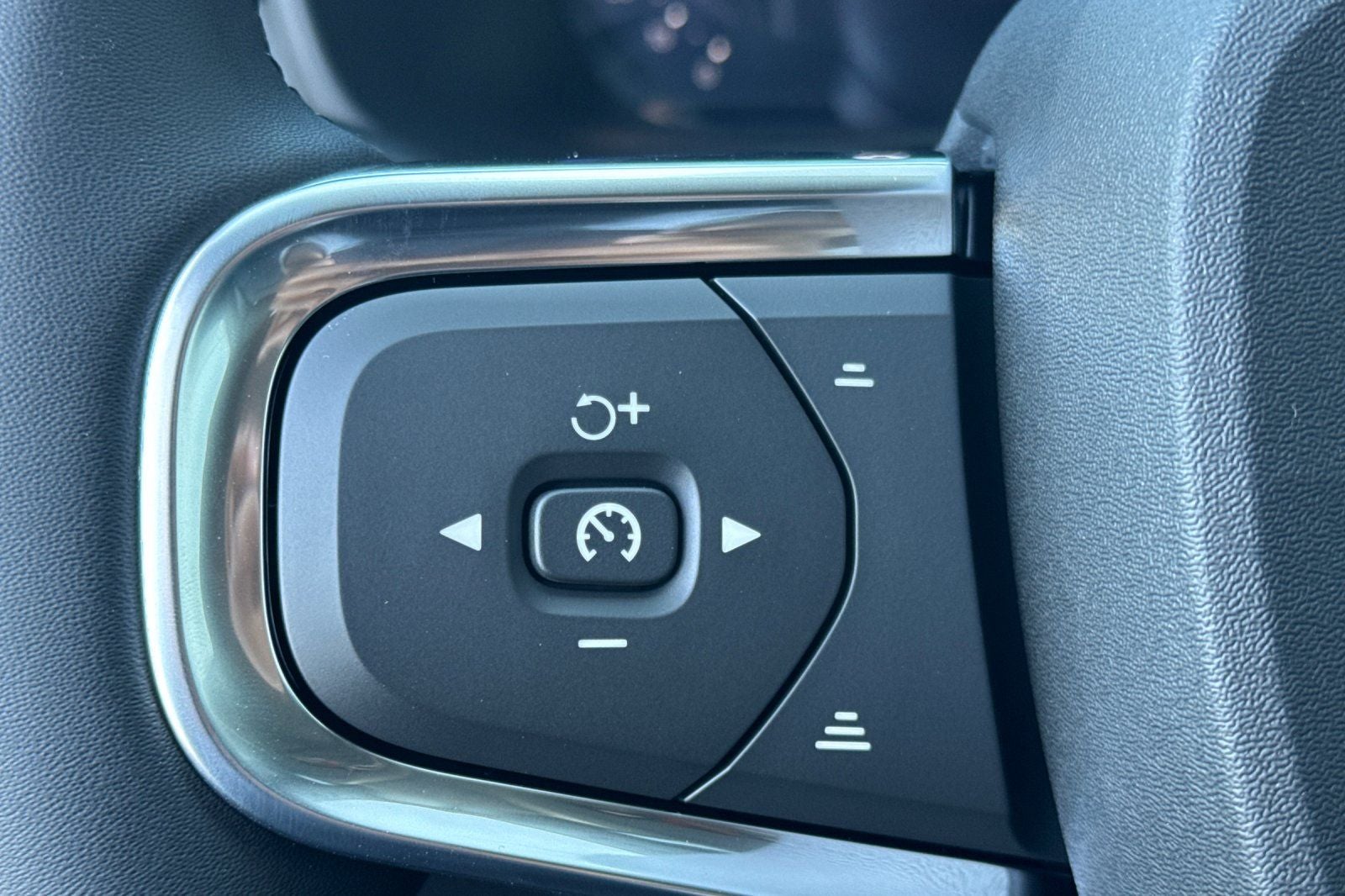 2026 Volvo XC40 B5 Core