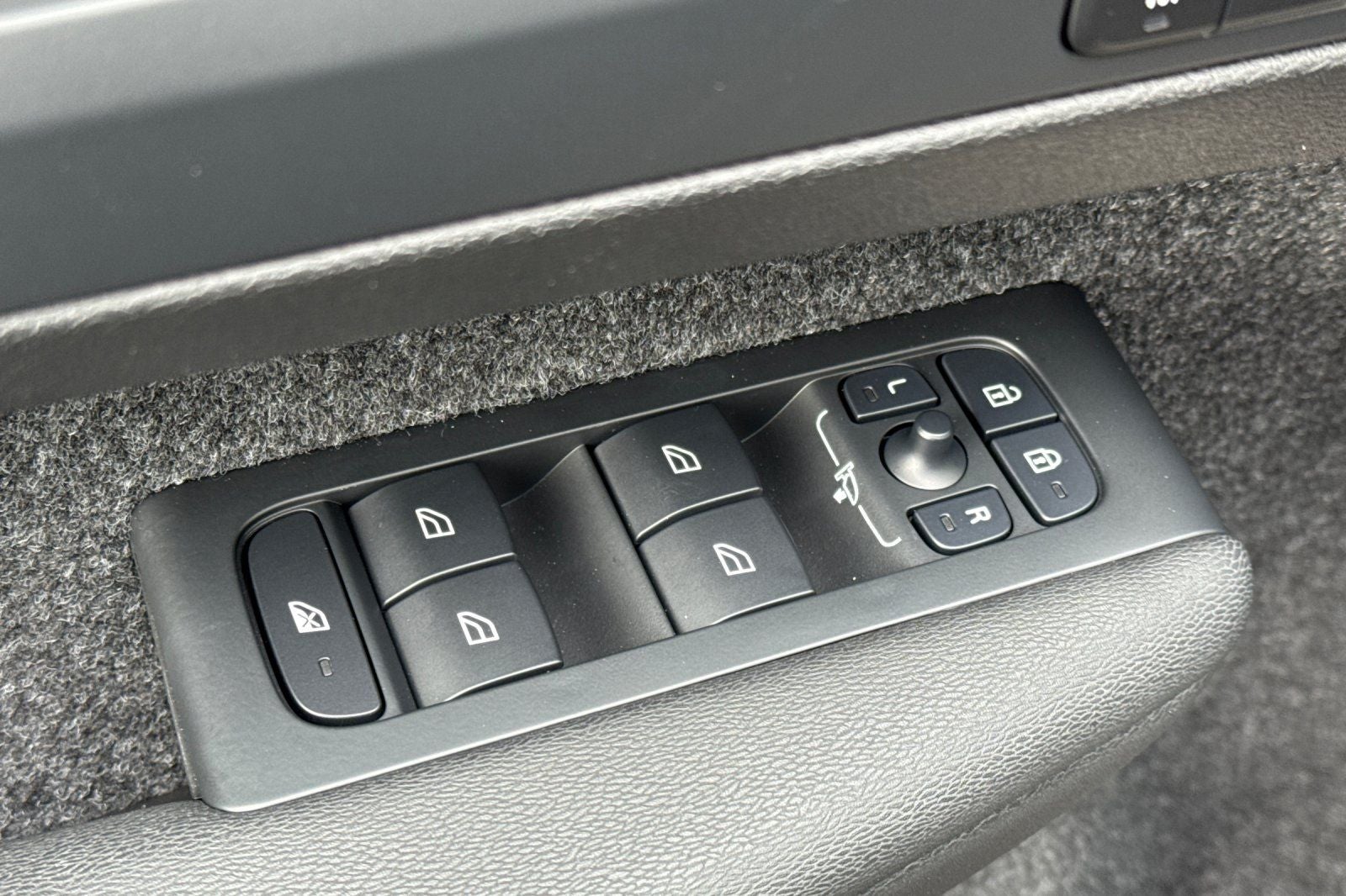 2025 Volvo XC40 B5 Core