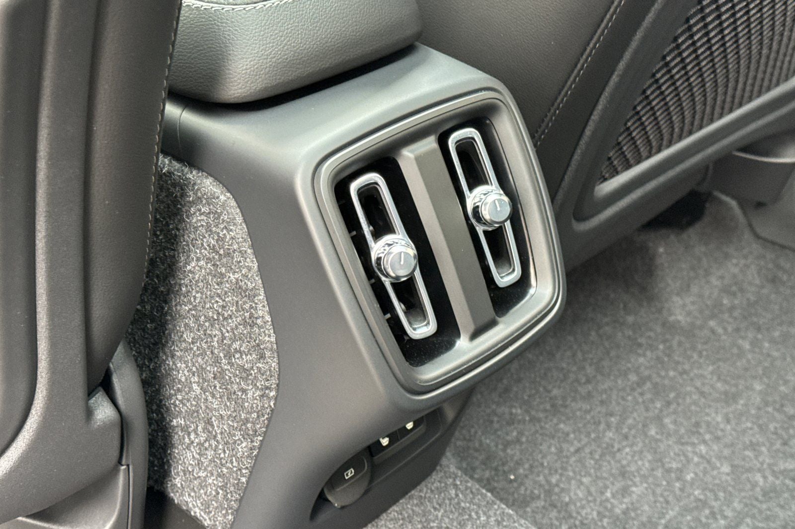 2025 Volvo XC40 B5 Core