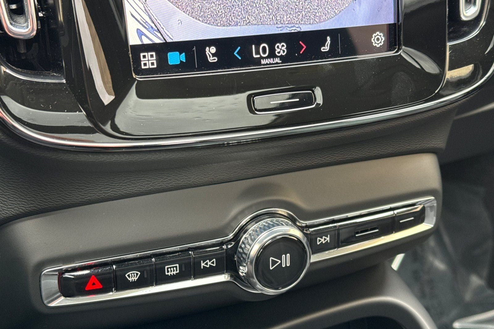 2025 Volvo XC40 B5 Core