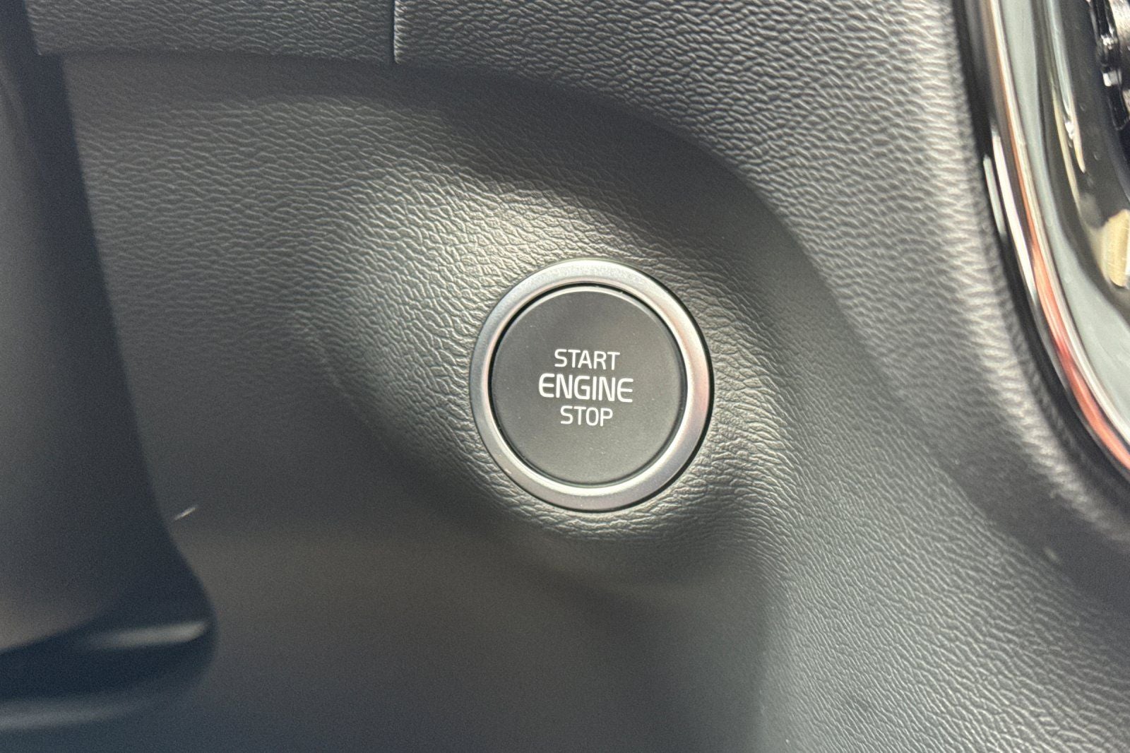 2025 Volvo XC40 B5 Core