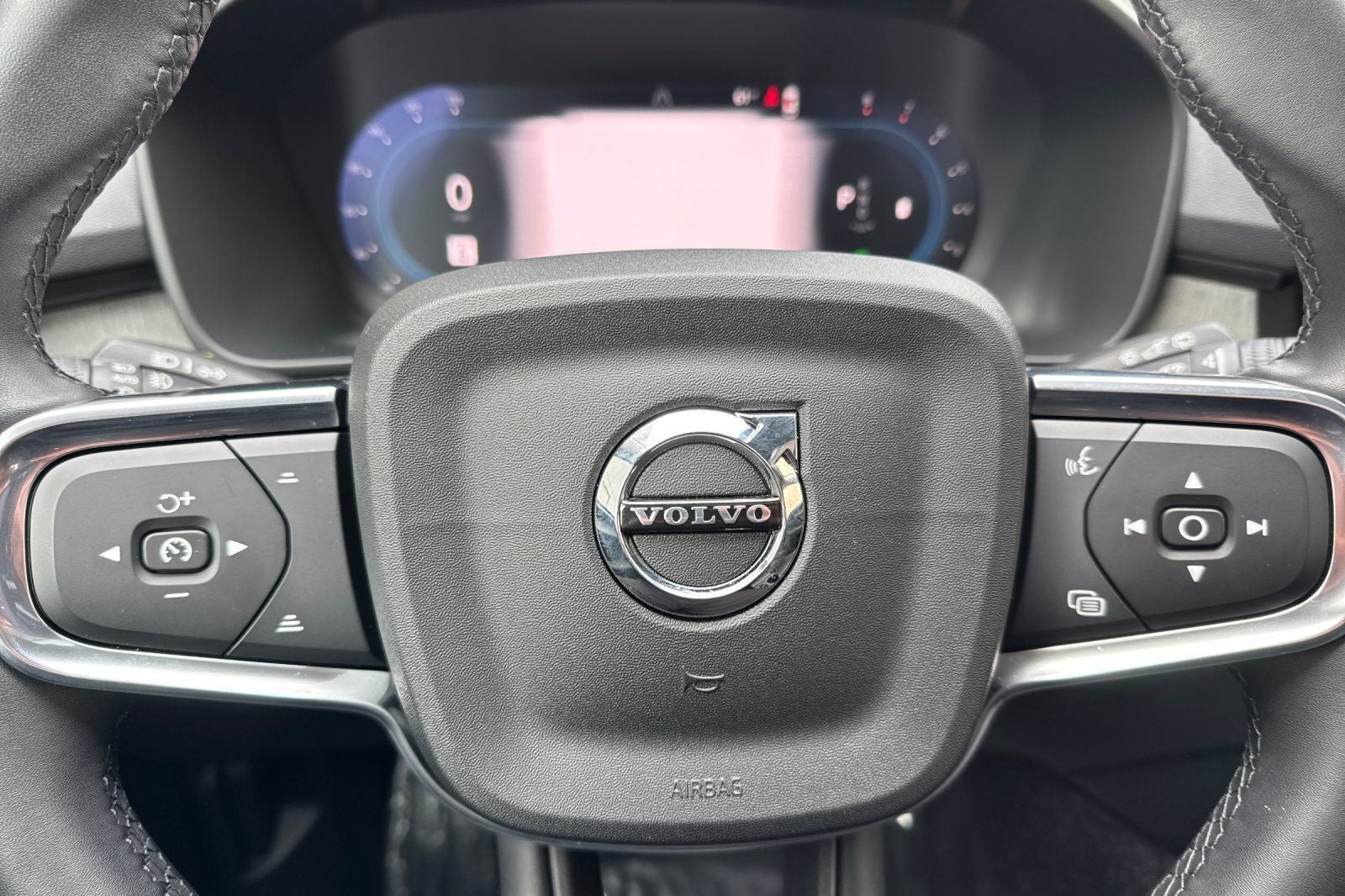 2025 Volvo XC40 B5 Core