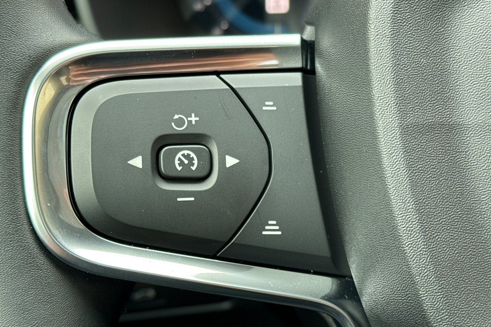 2025 Volvo XC40 B5 Core