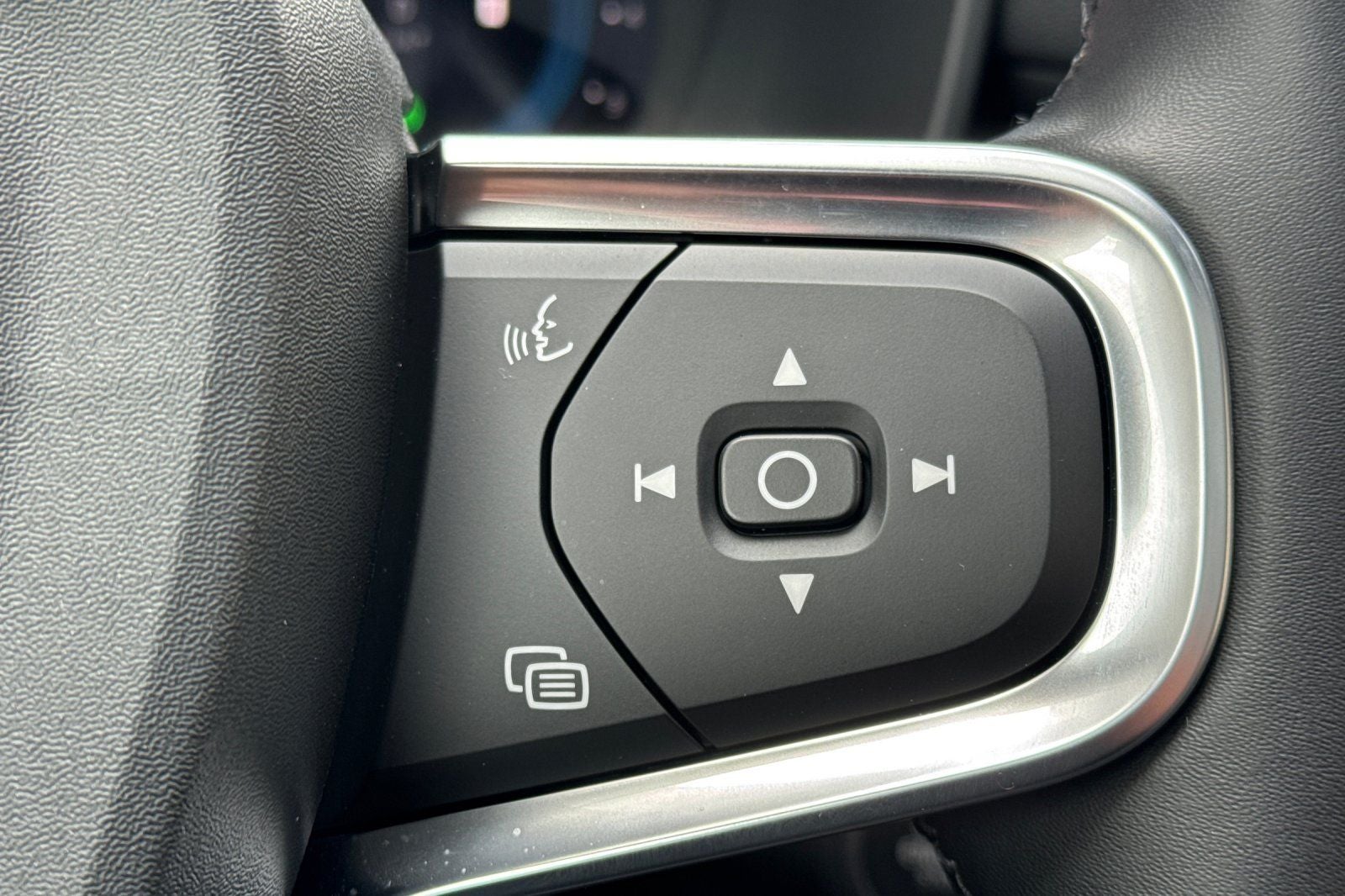 2025 Volvo XC40 B5 Core