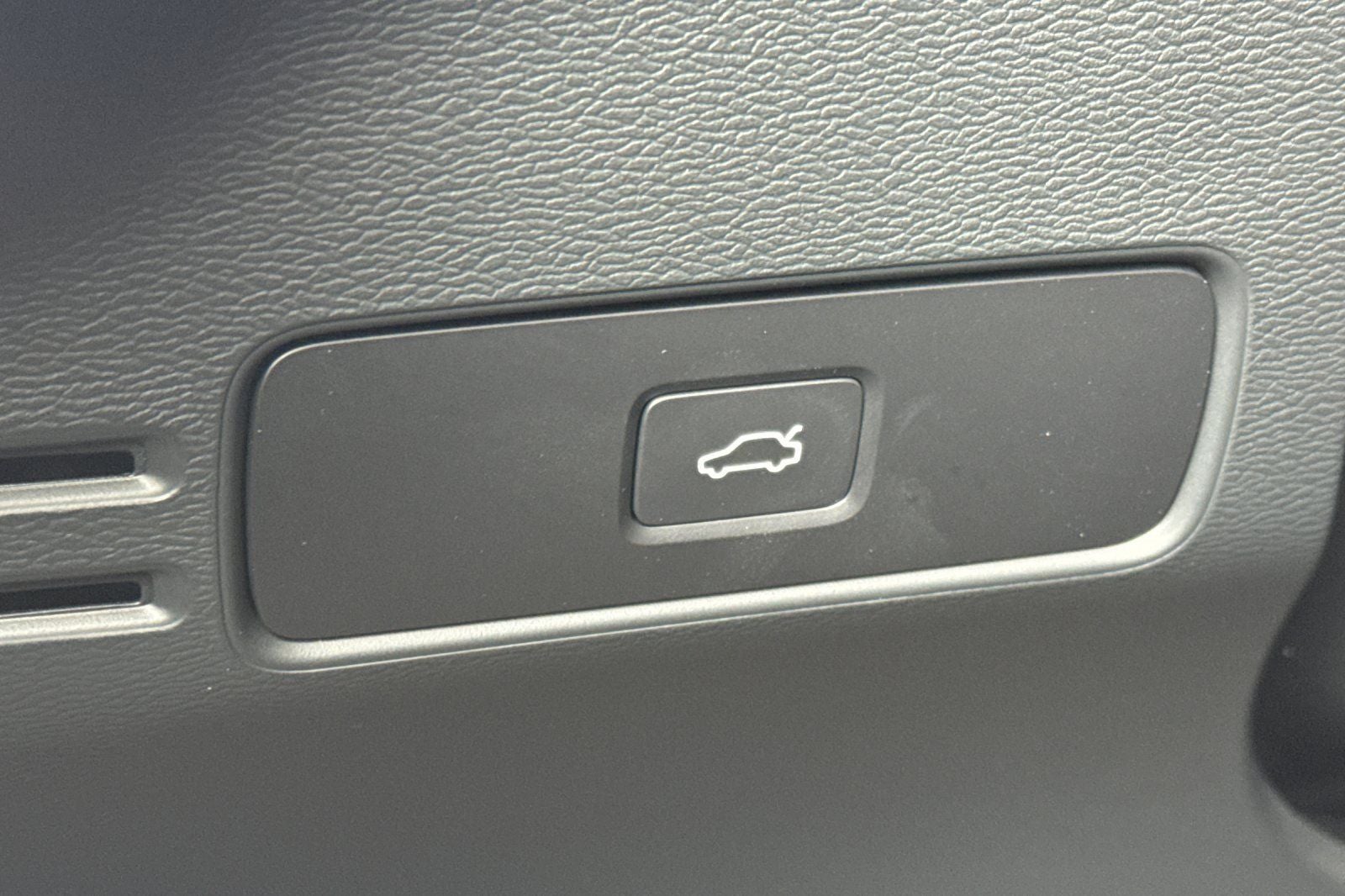 2025 Volvo XC40 B5 Core