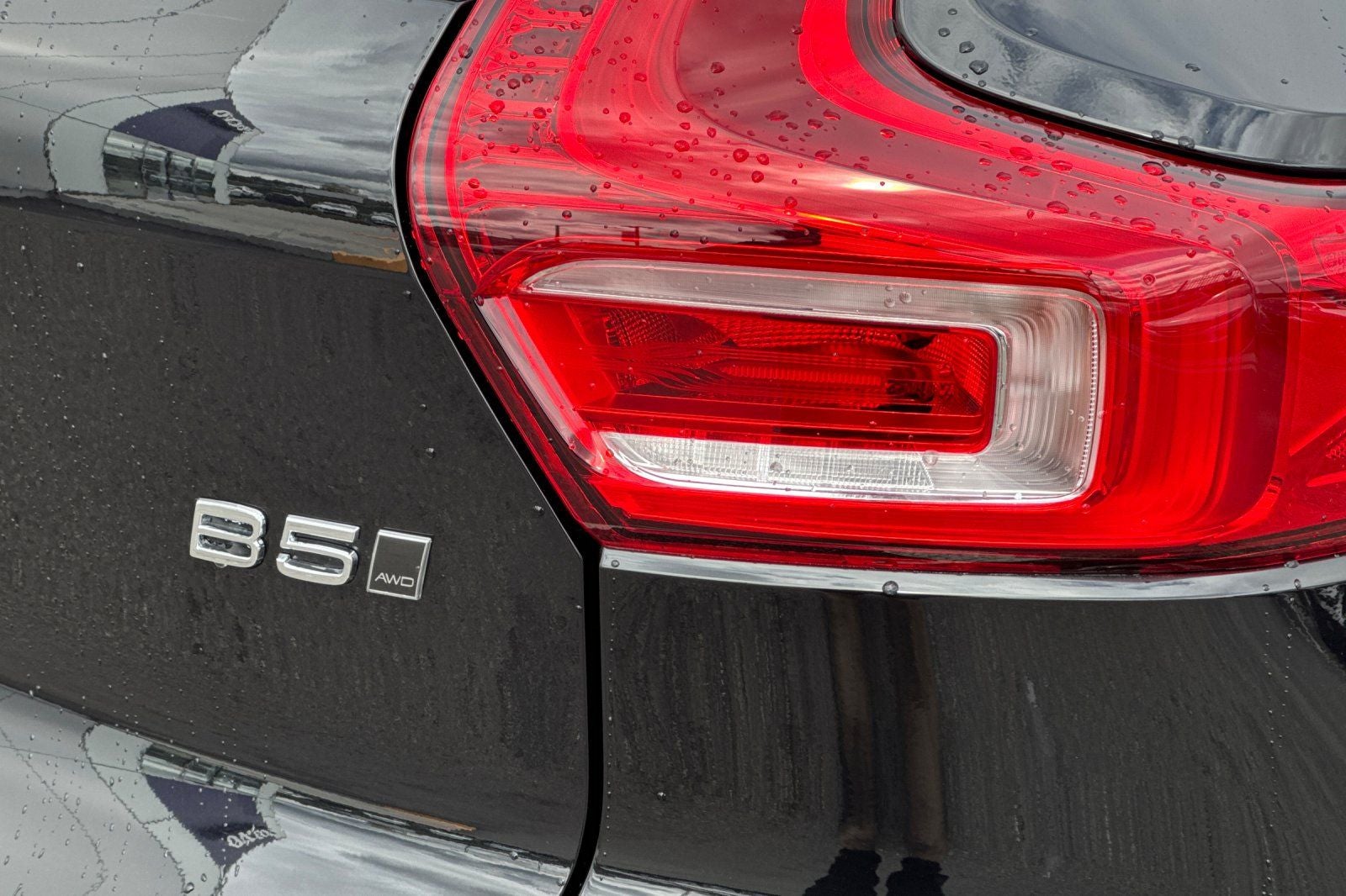 2025 Volvo XC40 B5 Core