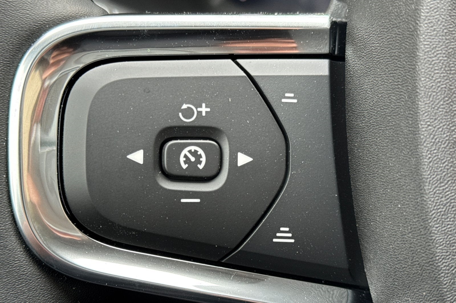 2026 Volvo XC40 B5 Core