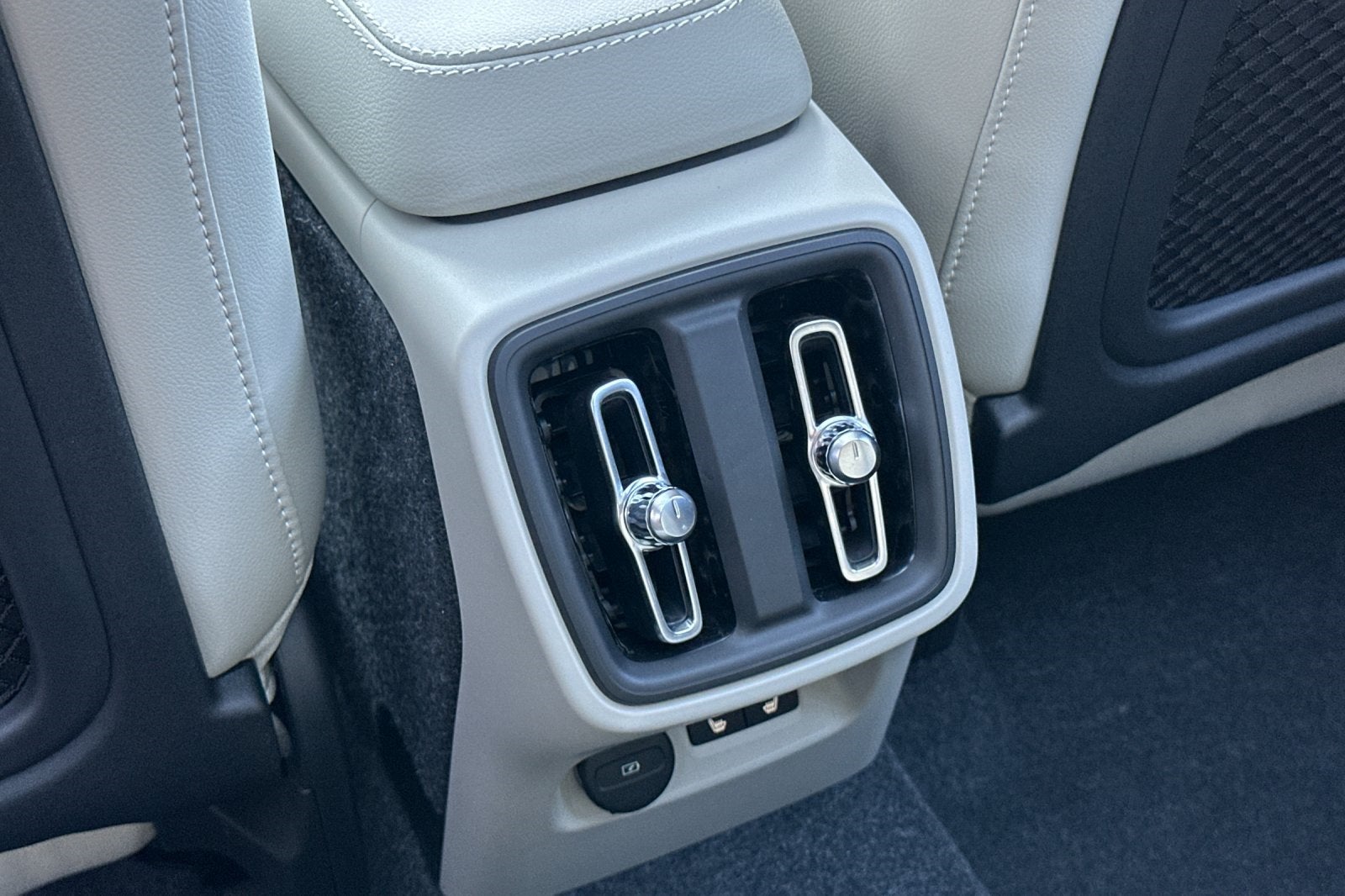 2026 Volvo XC40 B5 Ultra