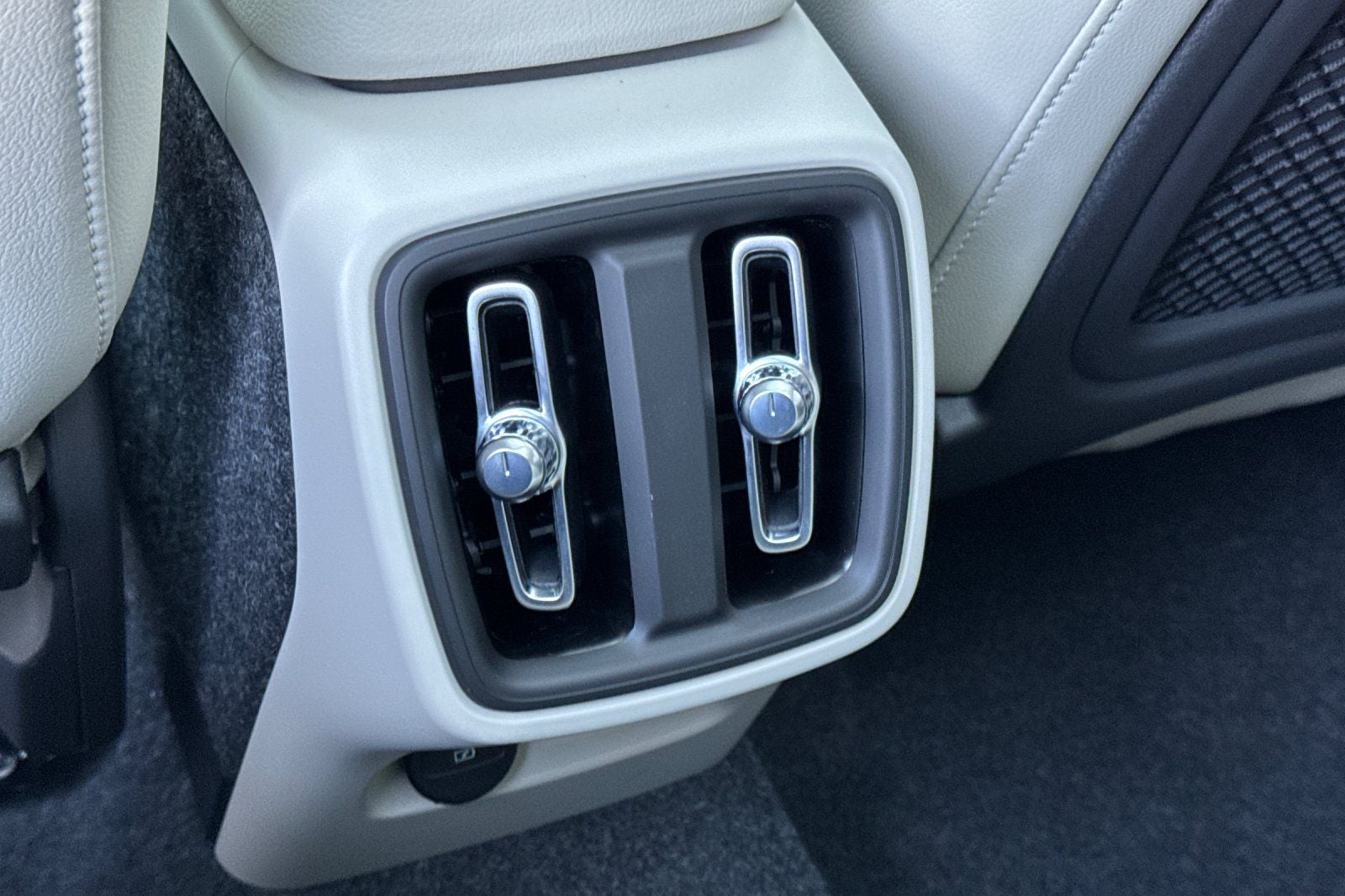 2026 Volvo XC40 B5 Ultra