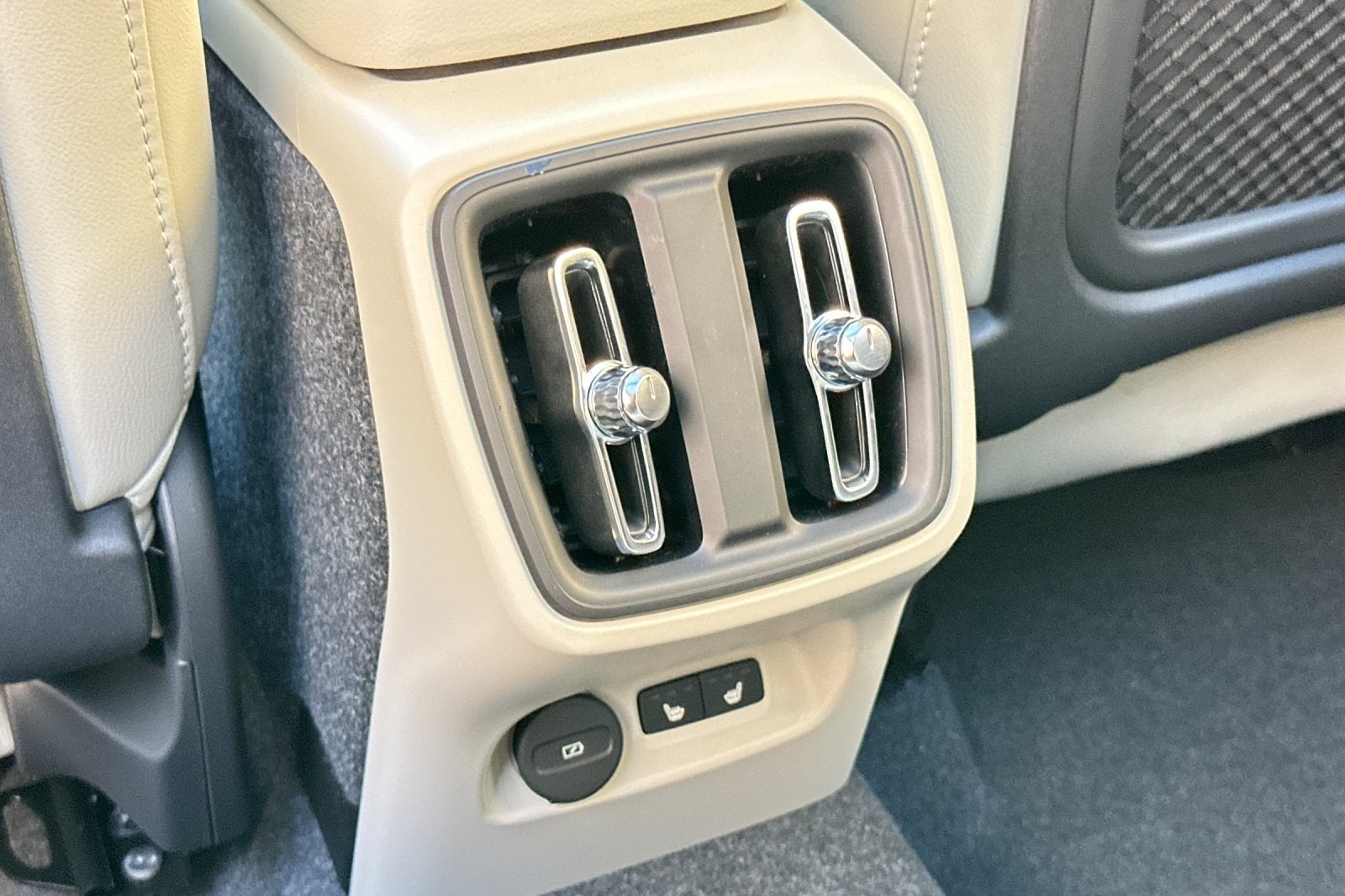 2026 Volvo XC40 B5 Ultra