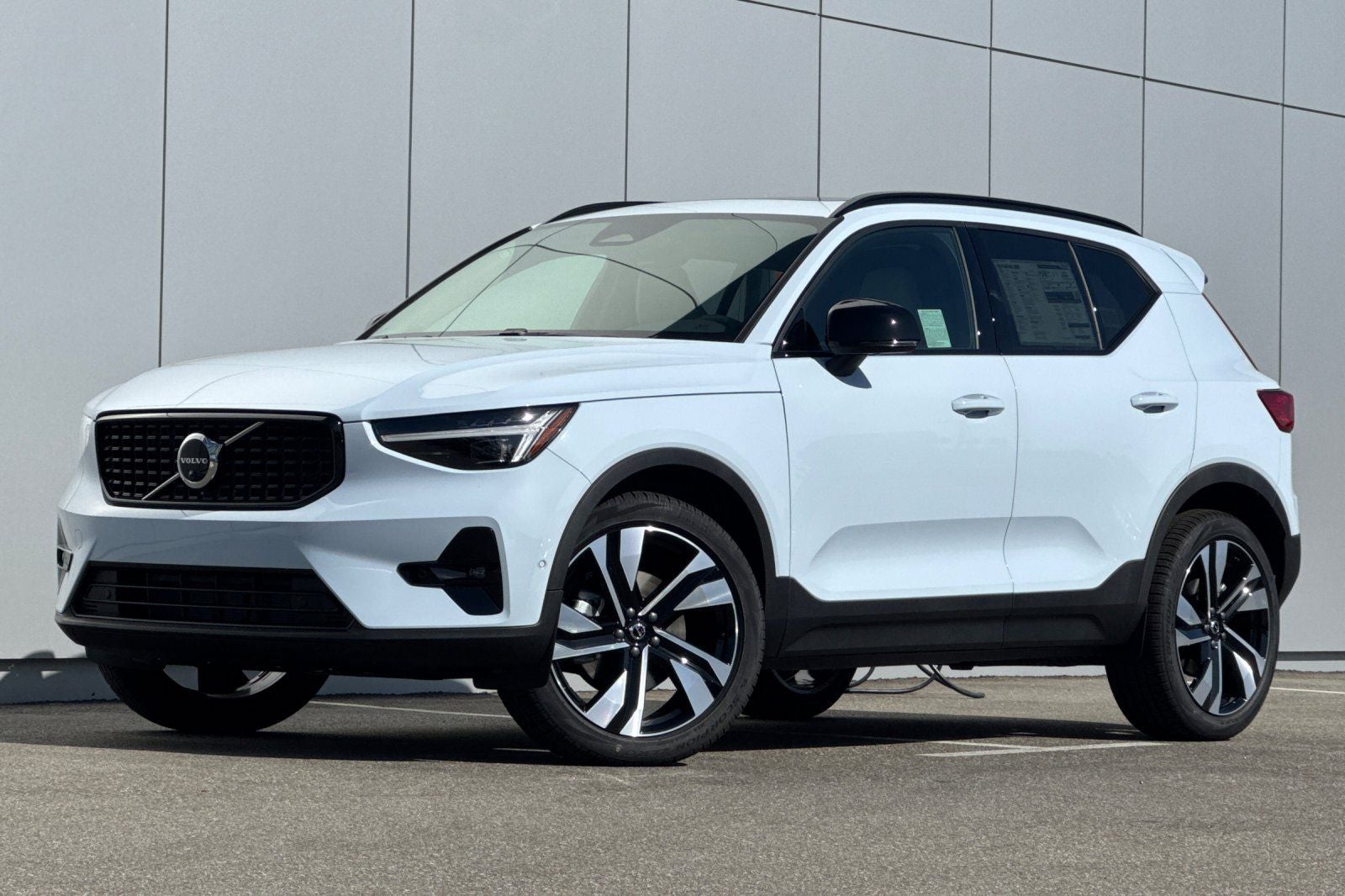 2026 Volvo XC40 B5 Ultra