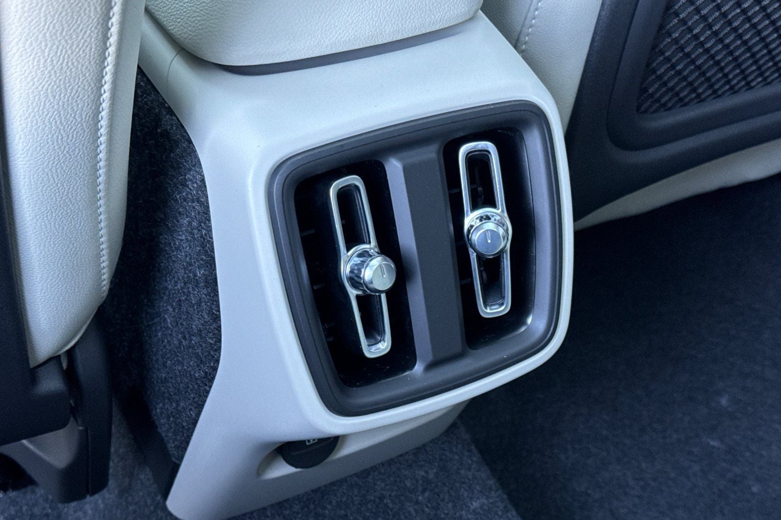 2026 Volvo XC40 B5 Ultra