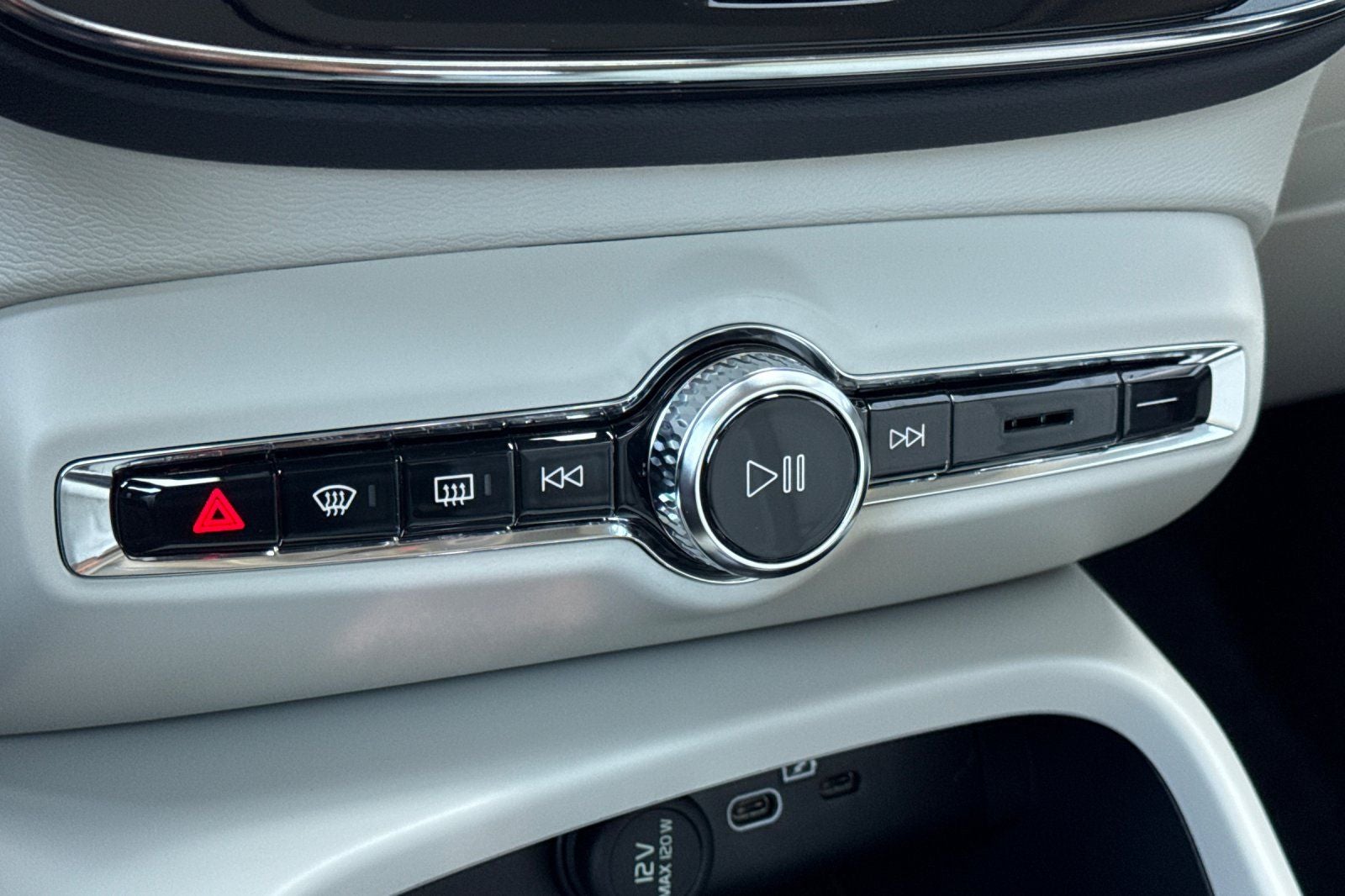 2026 Volvo XC40 B5 Ultra
