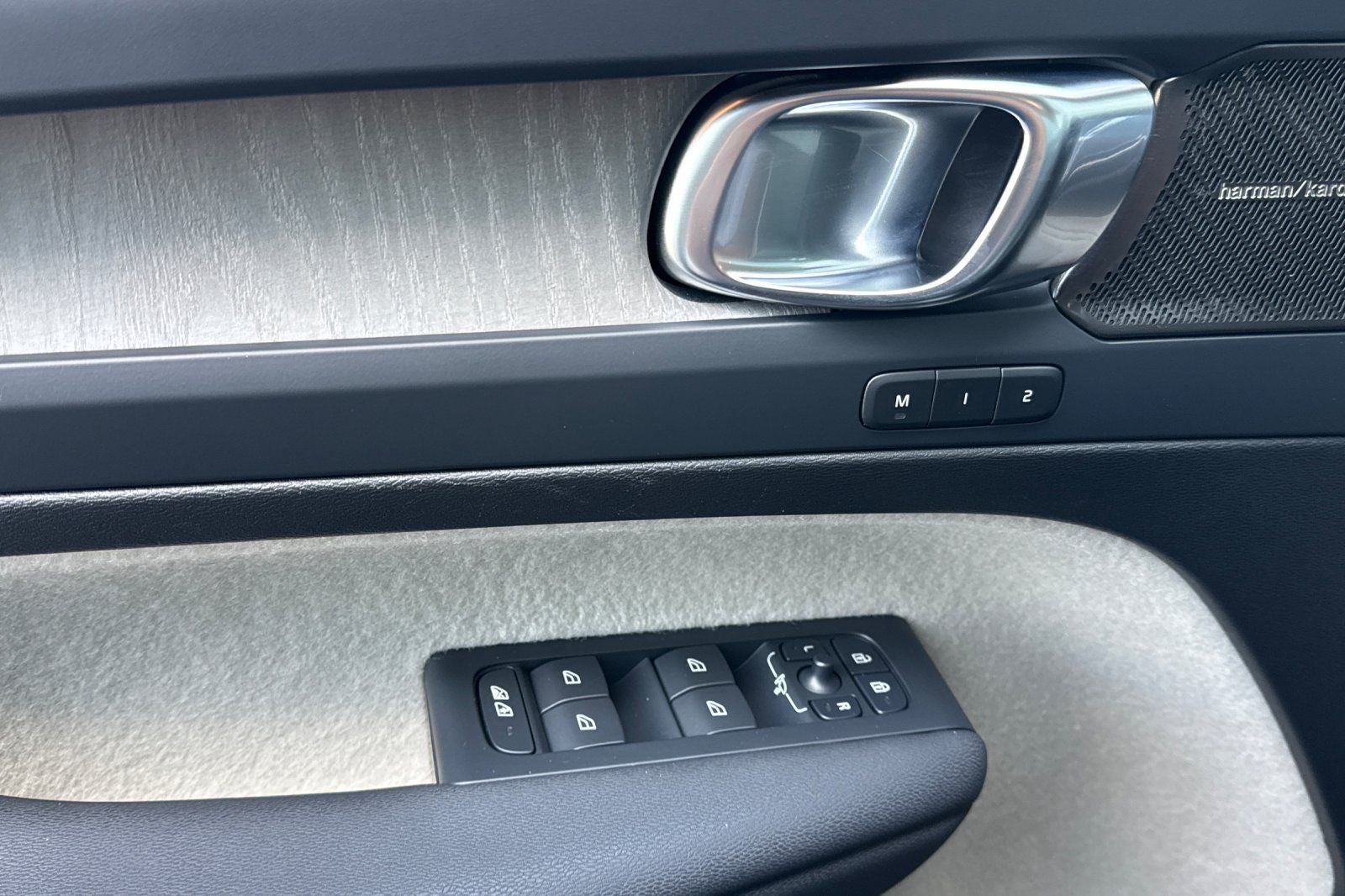 2024 Volvo XC40 Ultimate