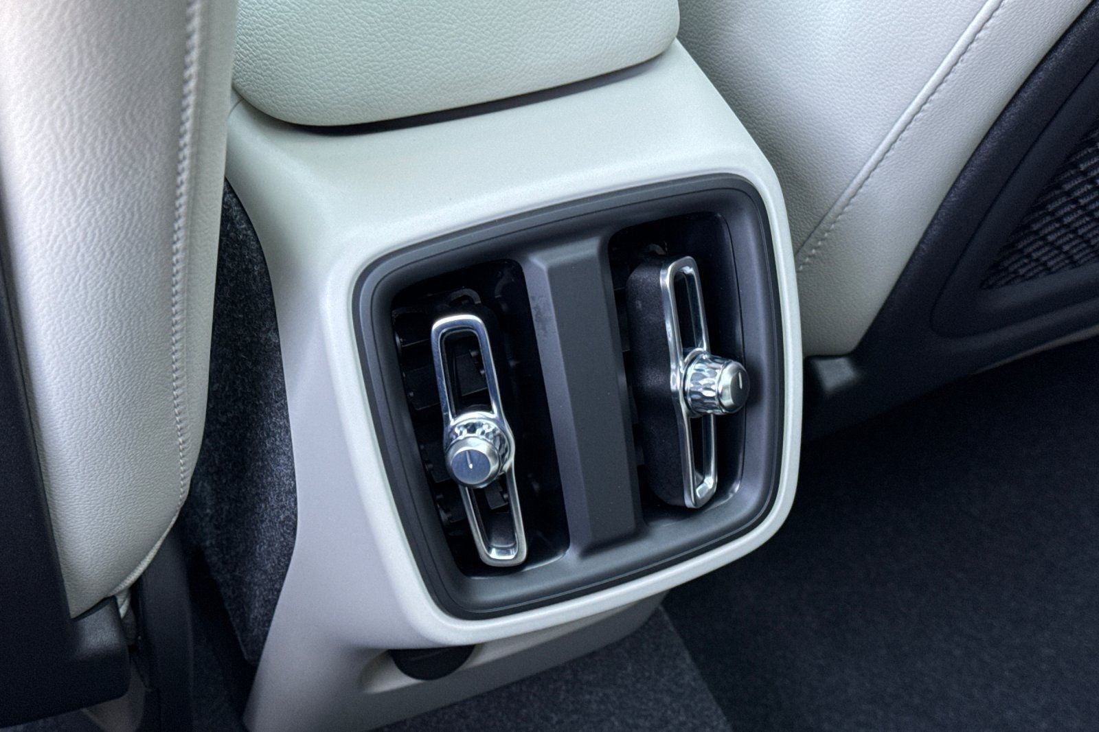 2024 Volvo XC40 Ultimate
