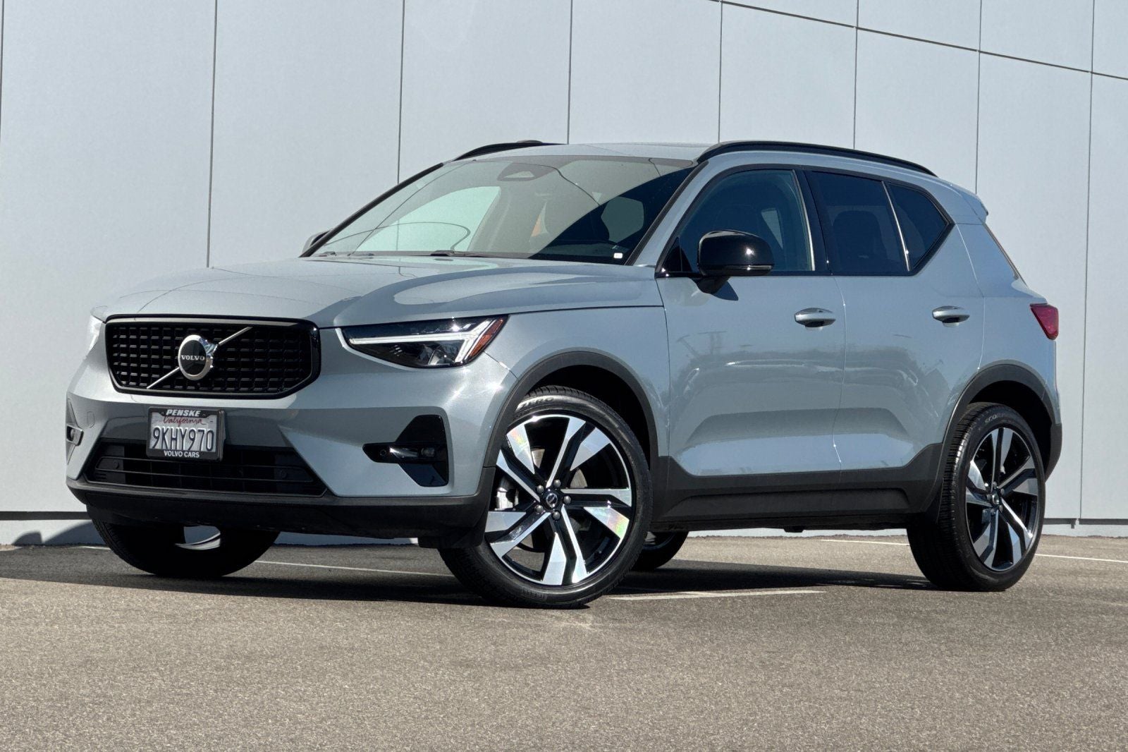 2023 Volvo XC40 B5 Plus Dark Theme