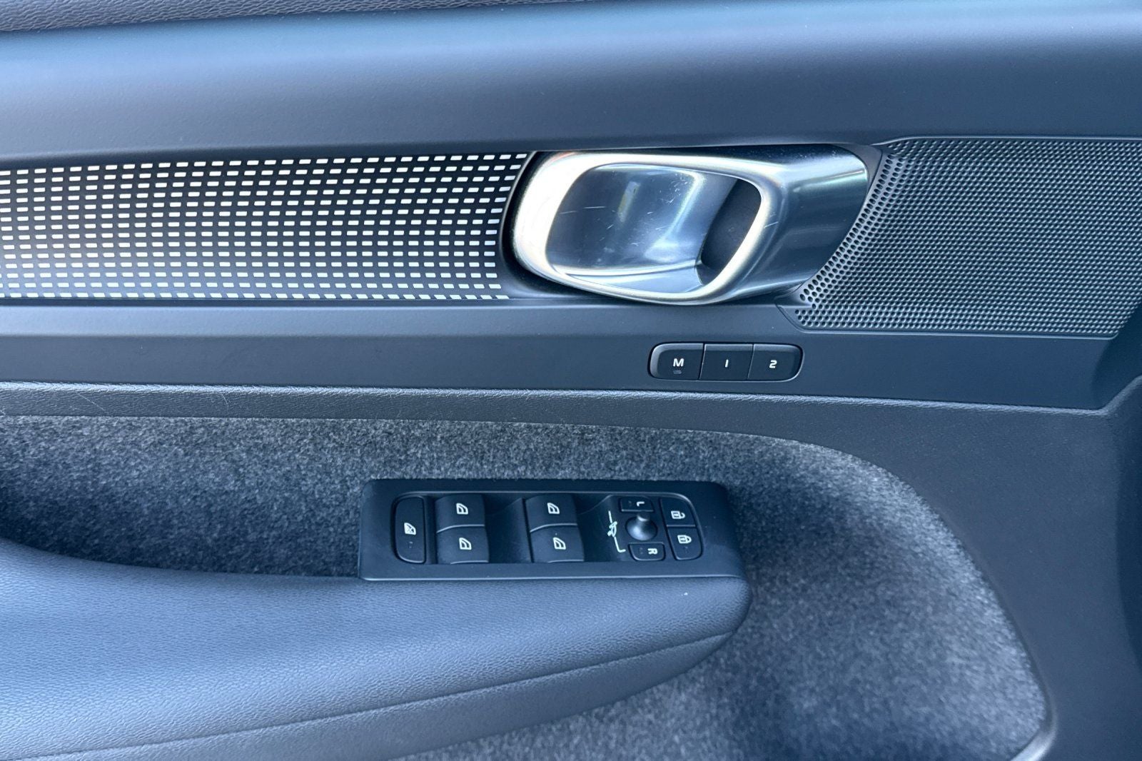 2023 Volvo XC40 B5 Plus Dark Theme