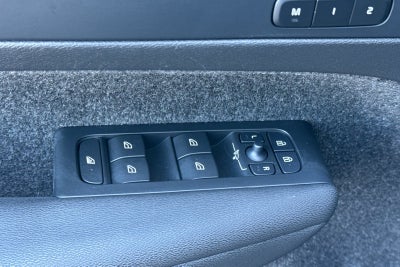 2023 Volvo XC40 B5 Plus Dark Theme