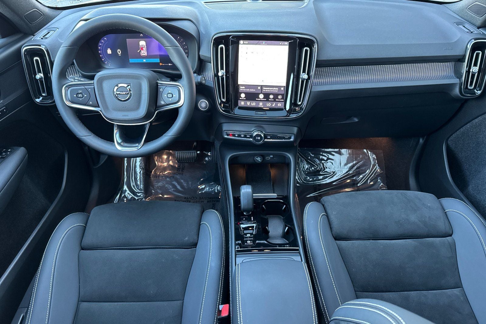 2023 Volvo XC40 B5 Plus Dark Theme
