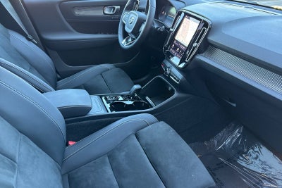 2023 Volvo XC40 B5 Plus Dark Theme