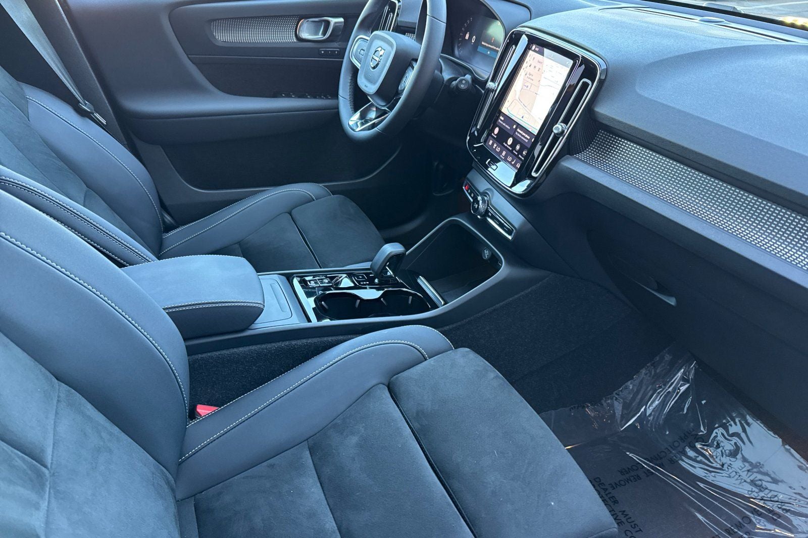 2023 Volvo XC40 B5 Plus Dark Theme