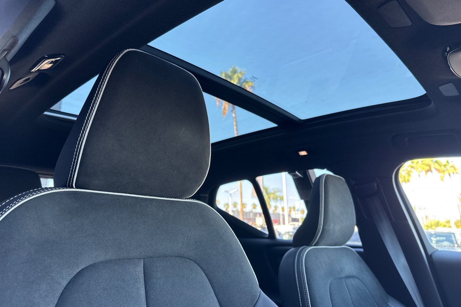 2023 Volvo XC40 B5 Plus Dark Theme