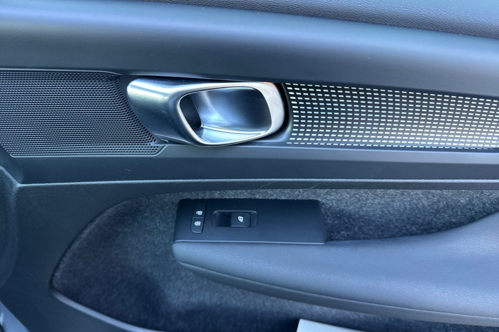 2023 Volvo XC40 B5 Plus Dark Theme
