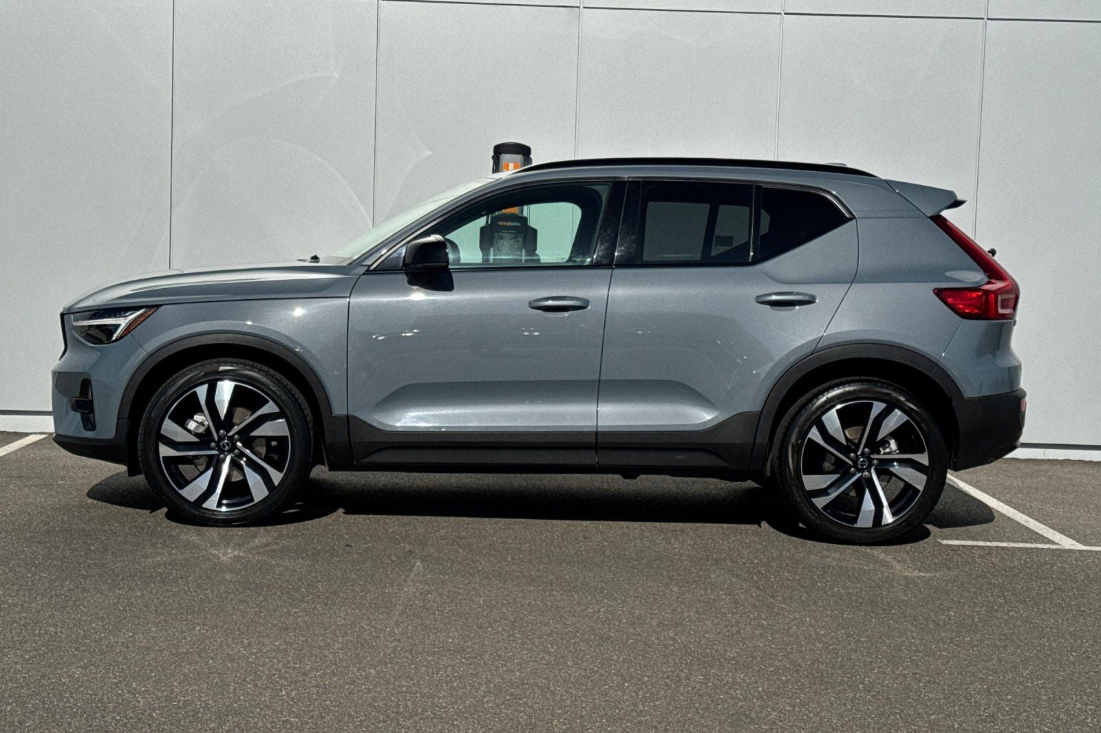 2023 Volvo XC40 B5 Plus Dark Theme